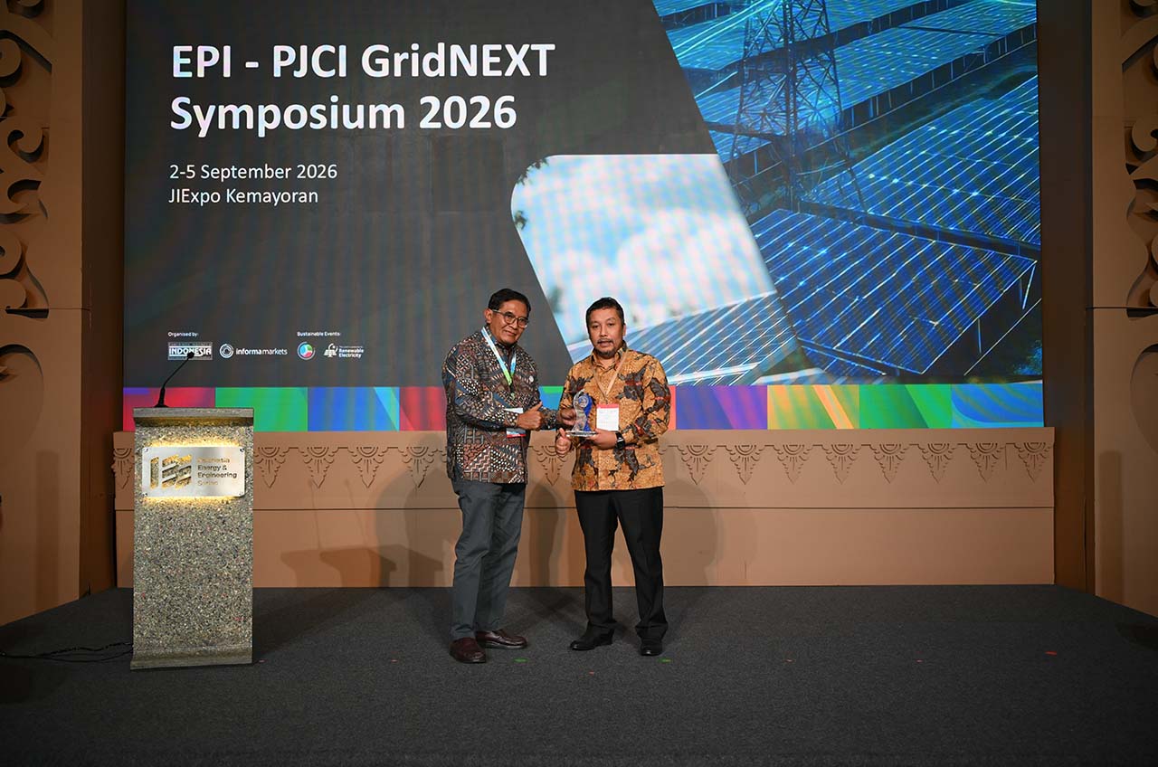 Penyerahan Piagam oleh Ir. Eddie Widiono S, MM., M. SC kepada Abdul Malik Sadat Idris - Deputi Bidang Infrastruktur Kementrian Perencanaan Pembangunan Nasional