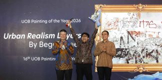 Seniman Begok Oner meraih penghargaan tertinggi dalam ajang 16th UOB Painting of the Year (POY) Indonesia 2026 melalui karya berjudul “Urban Realism Layers”.
