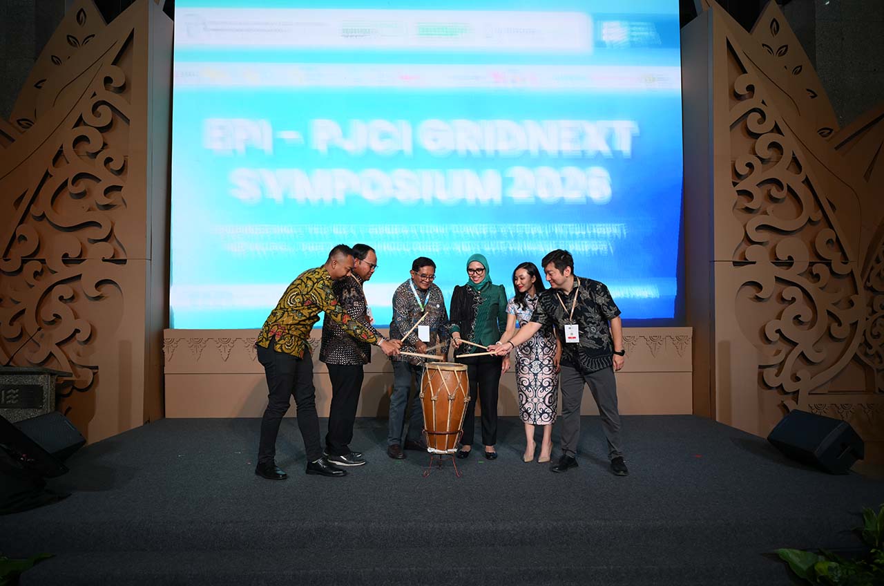 Seremoni Pembukaan Rangkaian Pameran IEE Series - Energy Week 2026 oleh perwakilan asosiasi PJCI, perwakilan exhibitor, dan Lia Indriasari selaku Country General Manager Pamerindo Indonesia