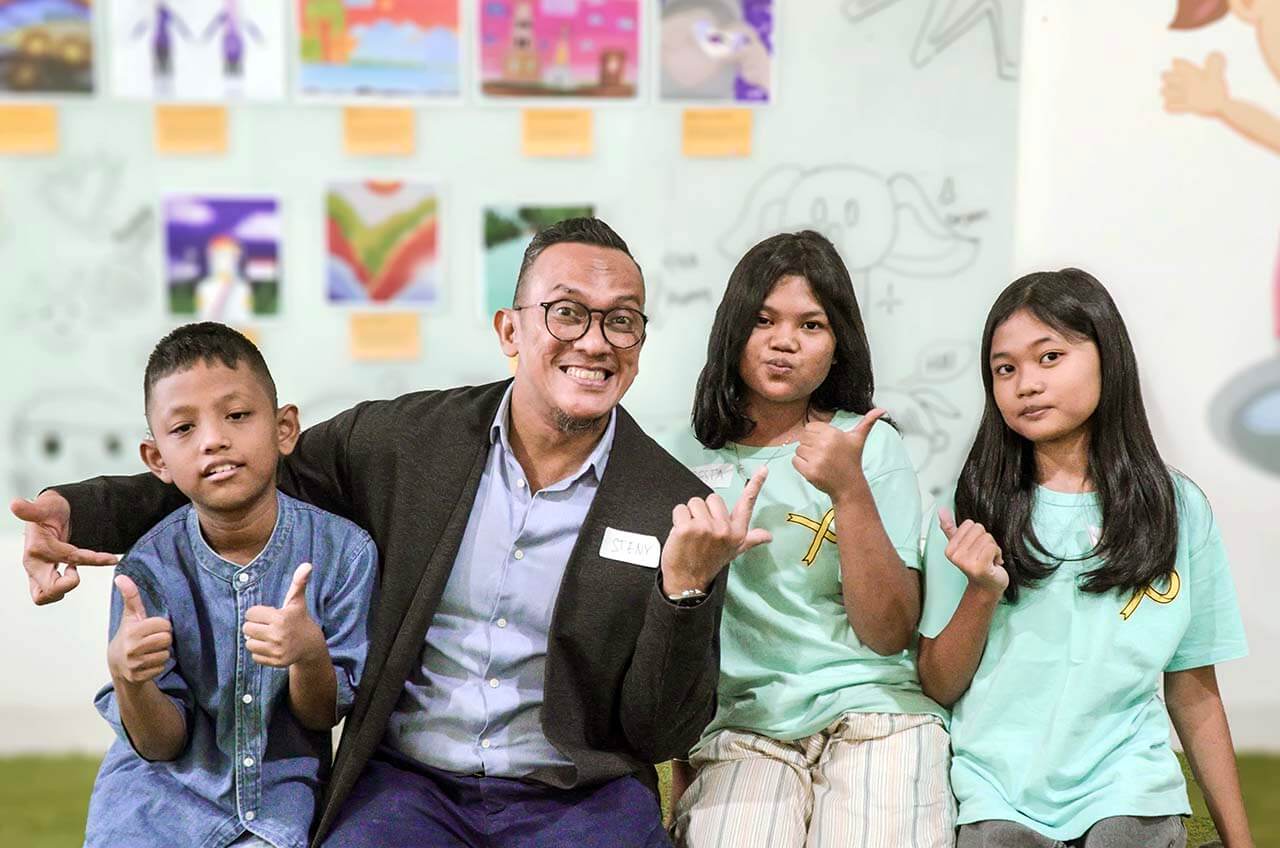 Steny Agustaf pembinana Yayasan Pita Kuning bersama anak - anak pejuang kanker