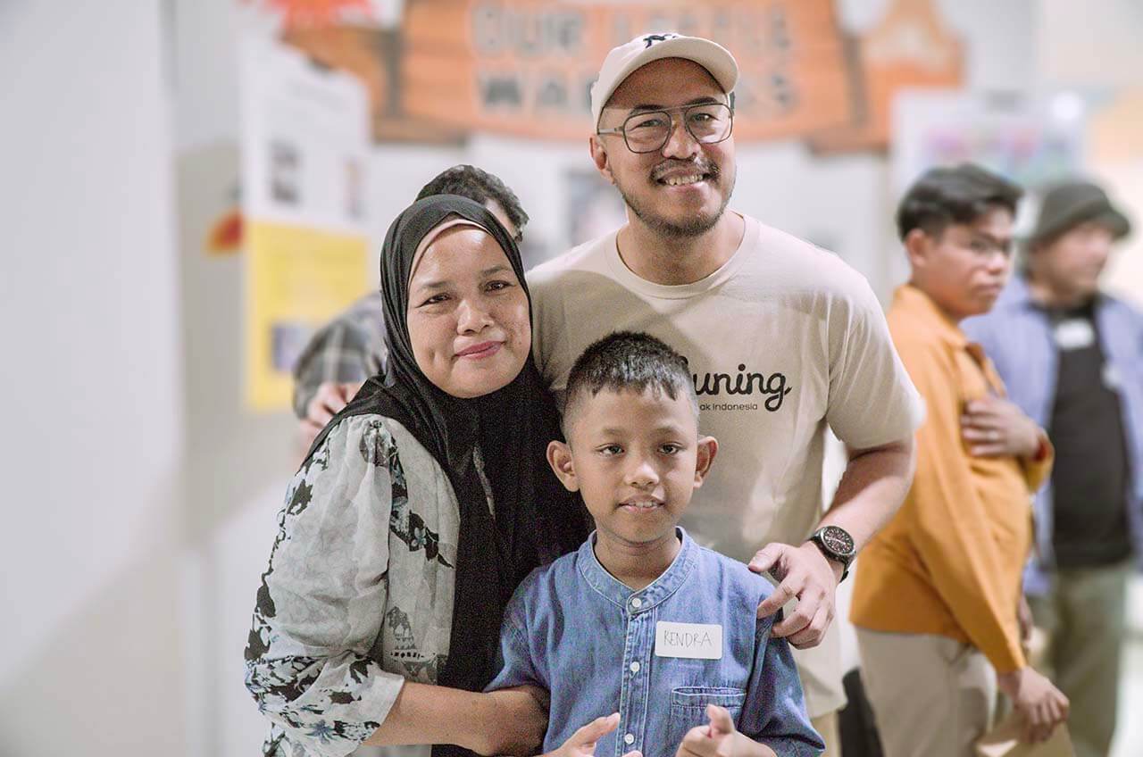 Pandji Pragiwaksono Pembina Yayasan Pita Kuning bersama anak - anak pejuang kanker