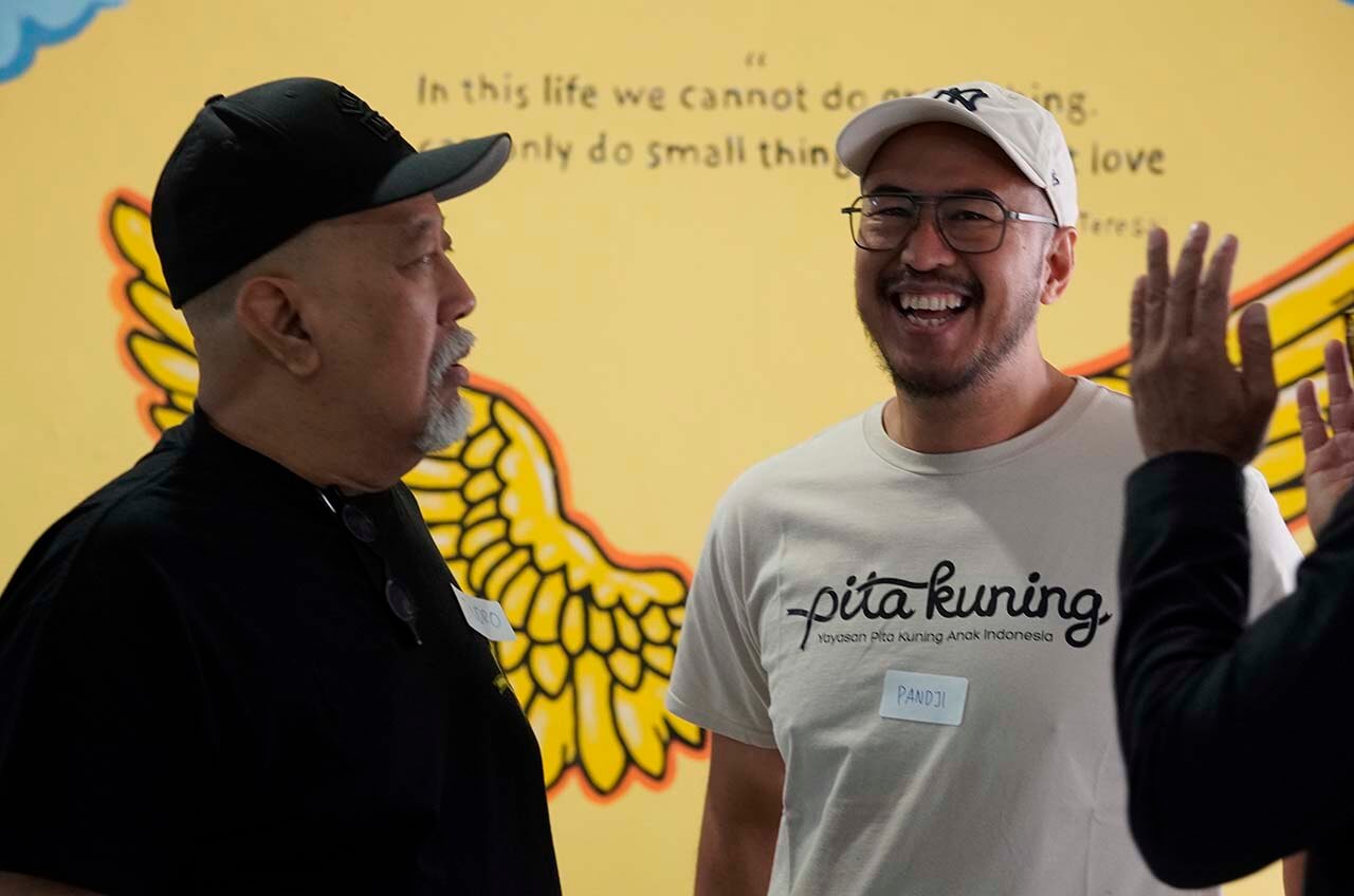Indro Warkop (Pengawas Yayasan Pita Kuning) Bersama Pandji Pragiwaksono (Pembina Yayasan Pita Kuning)