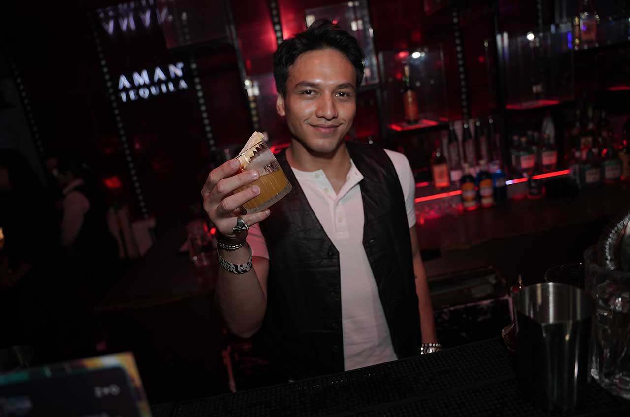 Jefri Nichol Ambil Alih Bar