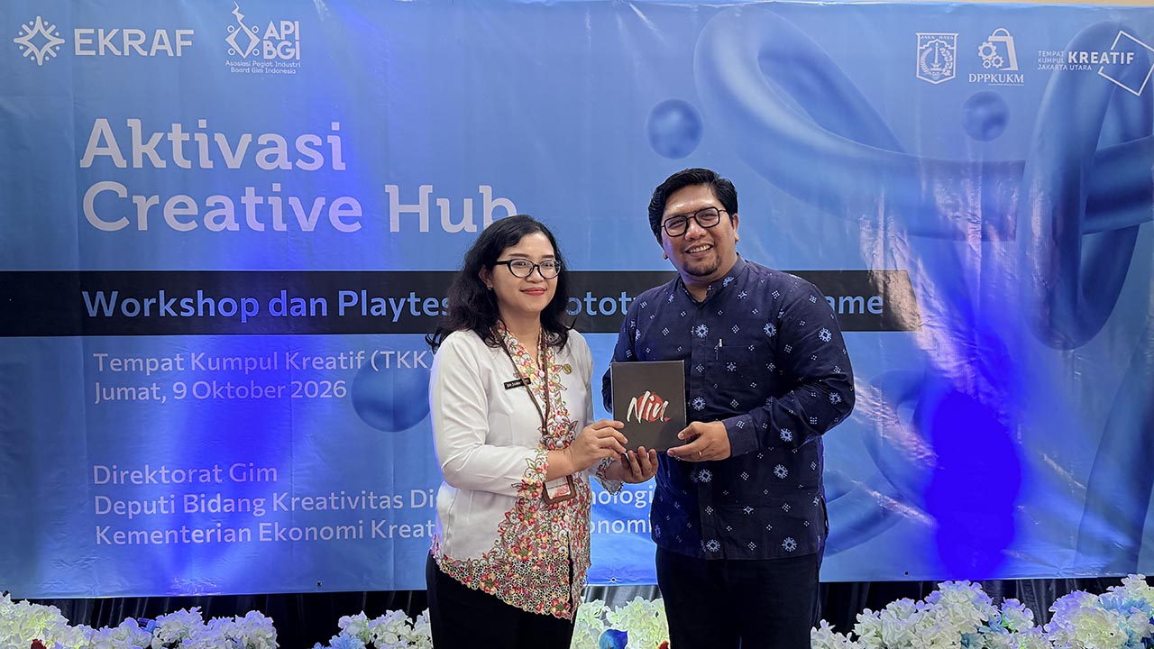 Pemberian Plakat dari Luat S.P. Sihombing, S.Kom., M.M. - Direktur Gim Kementerian Ekonomi Kreatif kepada Sri Damai Yanti - Kepala Seksi Perindustrian Sudin PPKUKM Kota Administrasi Jakarta Utara
