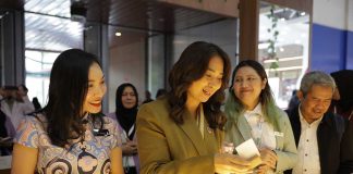 wakil menteri pariwisata, ni luh puspa, ditemani country general manager pamerindo, lia indriasari